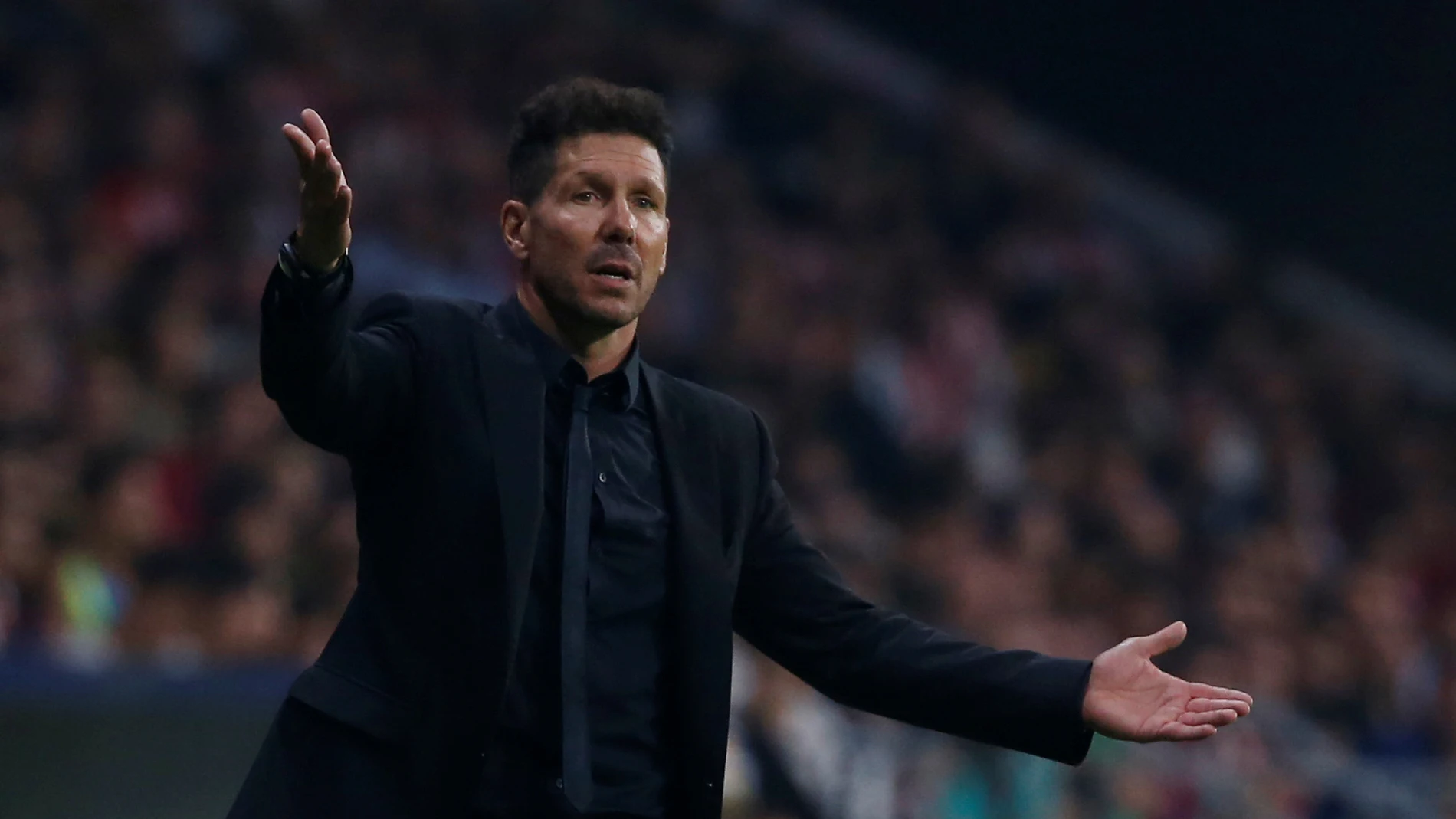 Simeone, con los brazos en alto, observa el desarrollo de juego Simeone, con los brazos en alto, observa el desarrollo de juego
