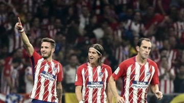 Saúl celebra con Filipe Luis y Godín un gol del Atlético