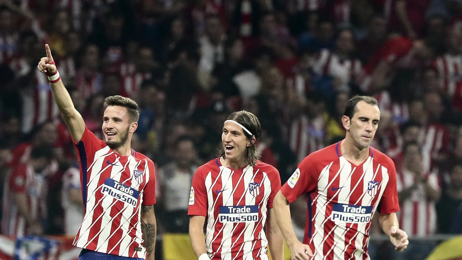 Saúl celebra con Filipe Luis y Godín un gol del Atlético Saúl celebra con Filipe Luis y Godín un gol del Atlético