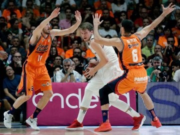 Doncic trata de salir del marcaje del Valencia Basket