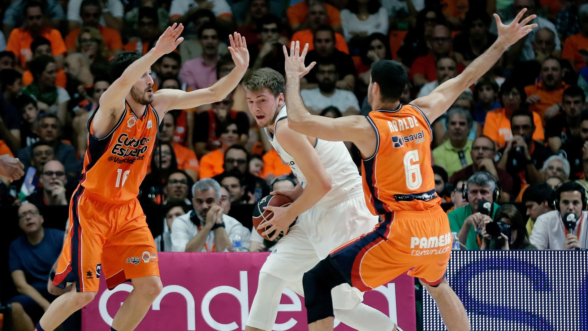 Doncic trata de salir del marcaje del Valencia Basket Doncic trata de salir del marcaje del Valencia Basket