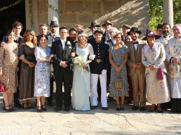 Los invitados y los novios celebran el gran día