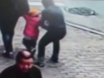 Un padre consigue evitar el secuestro de su hijo en plena calle golpeando al joven que se lo pretendía llevar