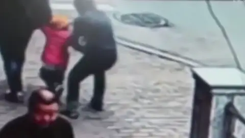 Un padre consigue evitar el secuestro de su hijo en plena calle golpeando al joven que se lo pretendía llevar Un padre consigue evitar el secuestro de su hijo en plena calle golpeando al joven que se lo pretendía llevar