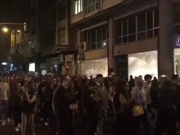 Miles de personas en Galicia gritan 'Nunca mais' por los incendios y protestan por la gestión medioambiental de la Xunta Miles de personas en Galicia gritan 'Nunca mais' por los incendios y protestan por la gestión medioambiental de la Xunta