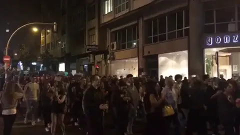 Miles de personas en Galicia gritan 'Nunca mais' por los incendios y protestan por la gestión medioambiental de la Xunta Miles de personas en Galicia gritan 'Nunca mais' por los incendios y protestan por la gestión medioambiental de la Xunta