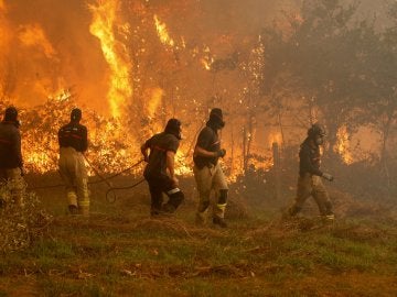  Operarios de los servicios de extinción de incendios trabaja en la zona de Zamanes, Vigo