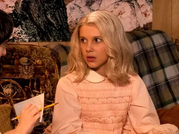 Imagen de 'Stranger Things' con Once disfrazada Imagen de 'Stranger Things' con Once disfrazada