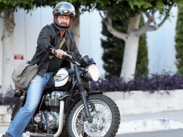 Gerard Butler en su motocicleta