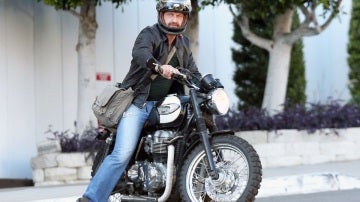 Gerard Butler en su motocicleta