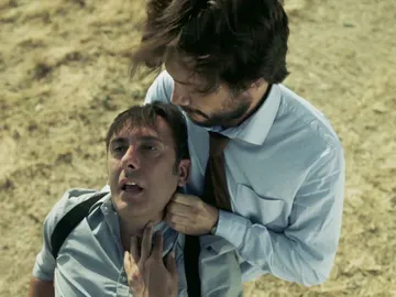 El Profesor se enfrenta cara a cara con Alberto, el exmarido de la inspectora El Profesor se enfrenta cara a cara con Alberto, el exmarido de la inspectora