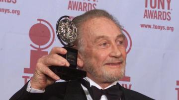 Roy Dotrice con su premio Tony
