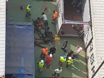Los 16 polizones rescatados Los 16 polizones rescatados
