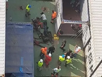 Los 16 polizones rescatados Los 16 polizones rescatados