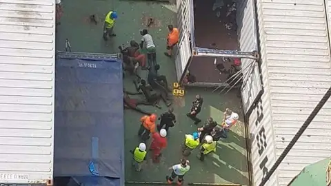 Los 16 polizones rescatados Los 16 polizones rescatados