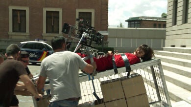 Te mostramos cómo fue lanzada Úrsula Corberó por las escaleras de 'La casa de papel'