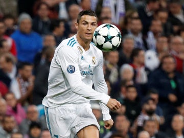 Cristiano Ronaldo golpea un balón ante el Tottenham