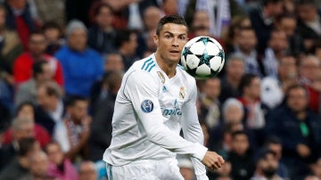 Cristiano Ronaldo golpea un balón ante el Tottenham