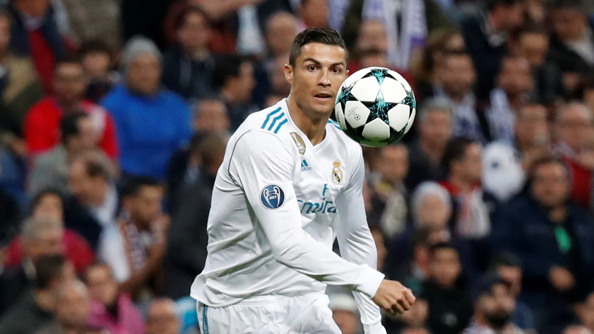 Cristiano Ronaldo golpea un balón ante el Tottenham Cristiano Ronaldo golpea un balón ante el Tottenham