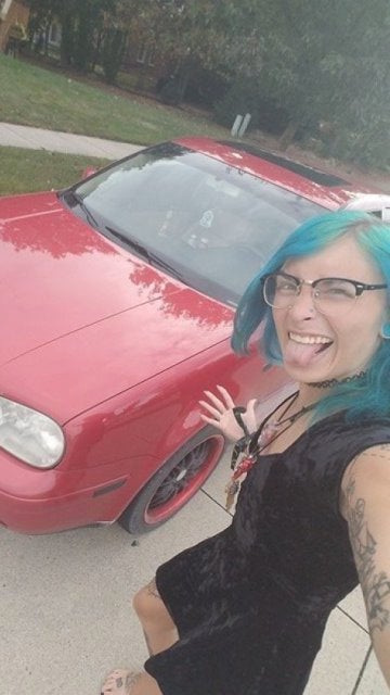 Rachel Marie con su coche nuevo