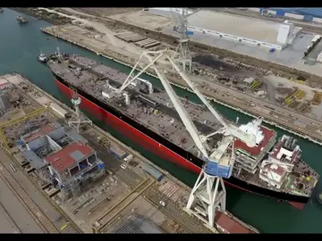 Navantia pone a flote el primero de los petroleros Suezmax en Puerto Real Navantia pone a flote el primero de los petroleros Suezmax en Puerto Real