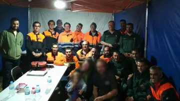 Miembros de Protección Civil y la Guardia Civil con la niña Miembros de Protección Civil y la Guardia Civil con la niña