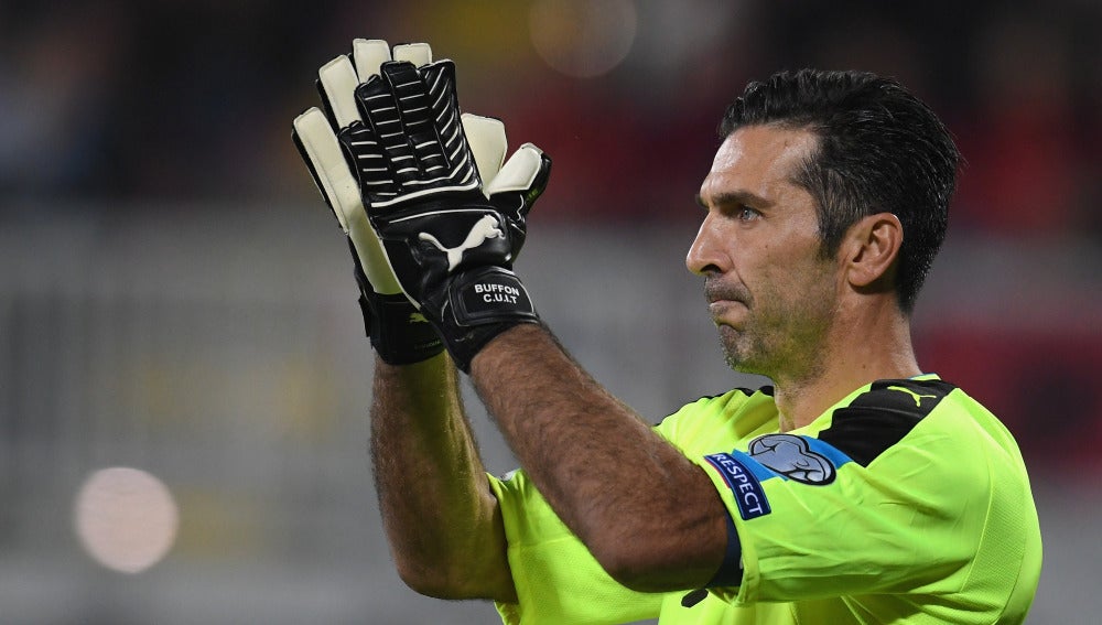 Buffon aplaude a los aficionados tras un partido con la selección italiana