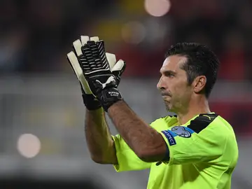 Buffon aplaude a los aficionados tras un partido con la selección italiana Buffon aplaude a los aficionados tras un partido con la selección italiana