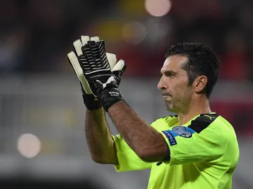 Buffon aplaude a los aficionados tras un partido con la selección italiana Buffon aplaude a los aficionados tras un partido con la selección italiana