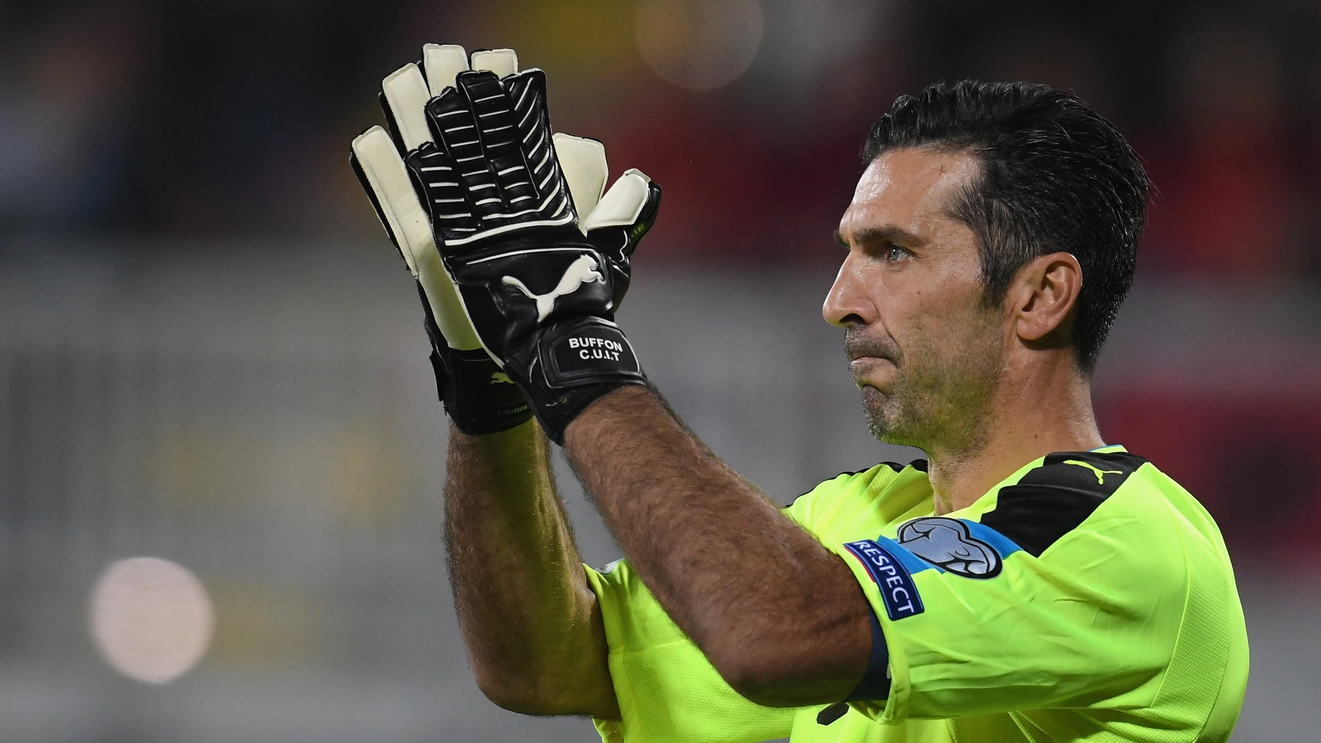 Buffon aplaude a los aficionados tras un partido con la selección italiana Buffon aplaude a los aficionados tras un partido con la selección italiana