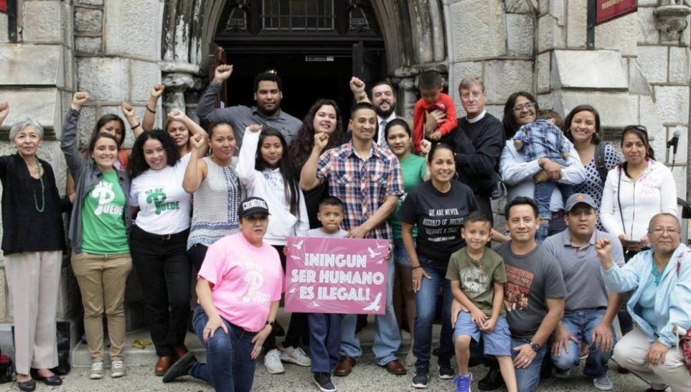 Javier Flores García a la entrada de iglesia metodista que lo refugió