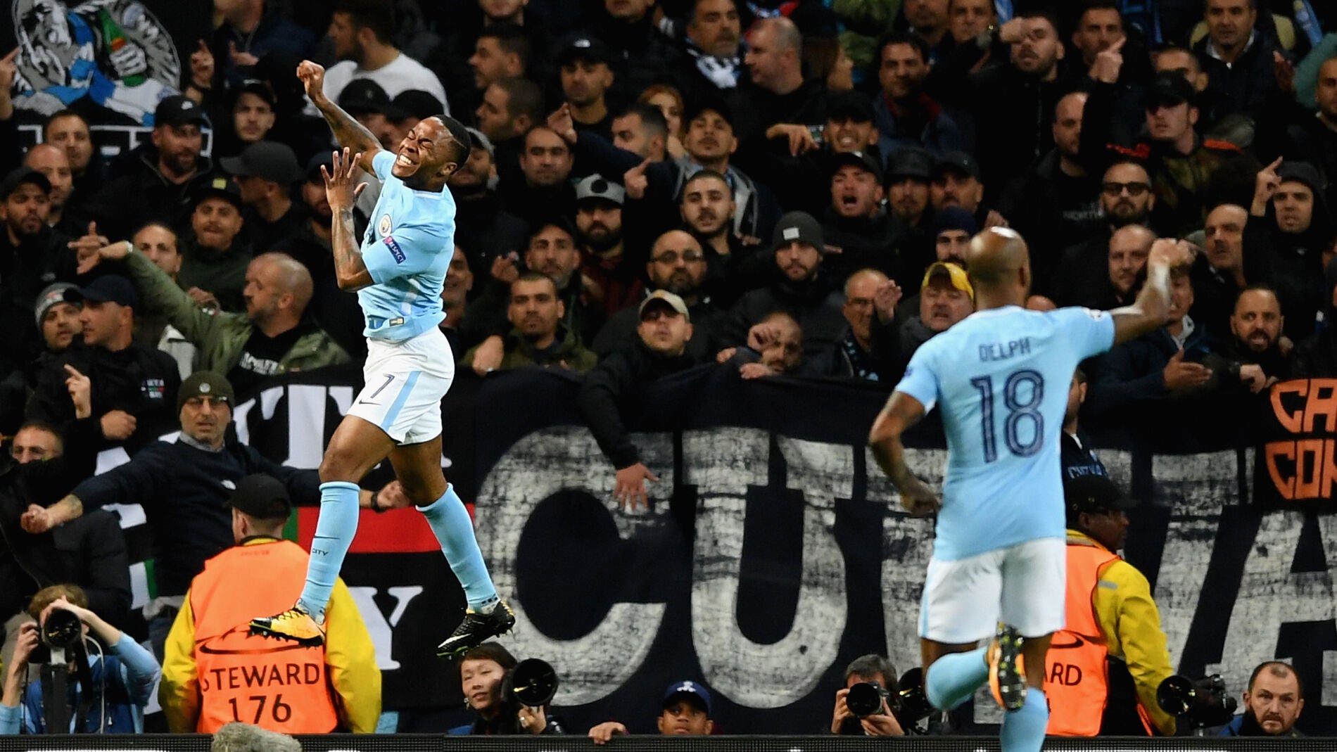 Sterling celebra el 1-0 ante el N&aacute;poles