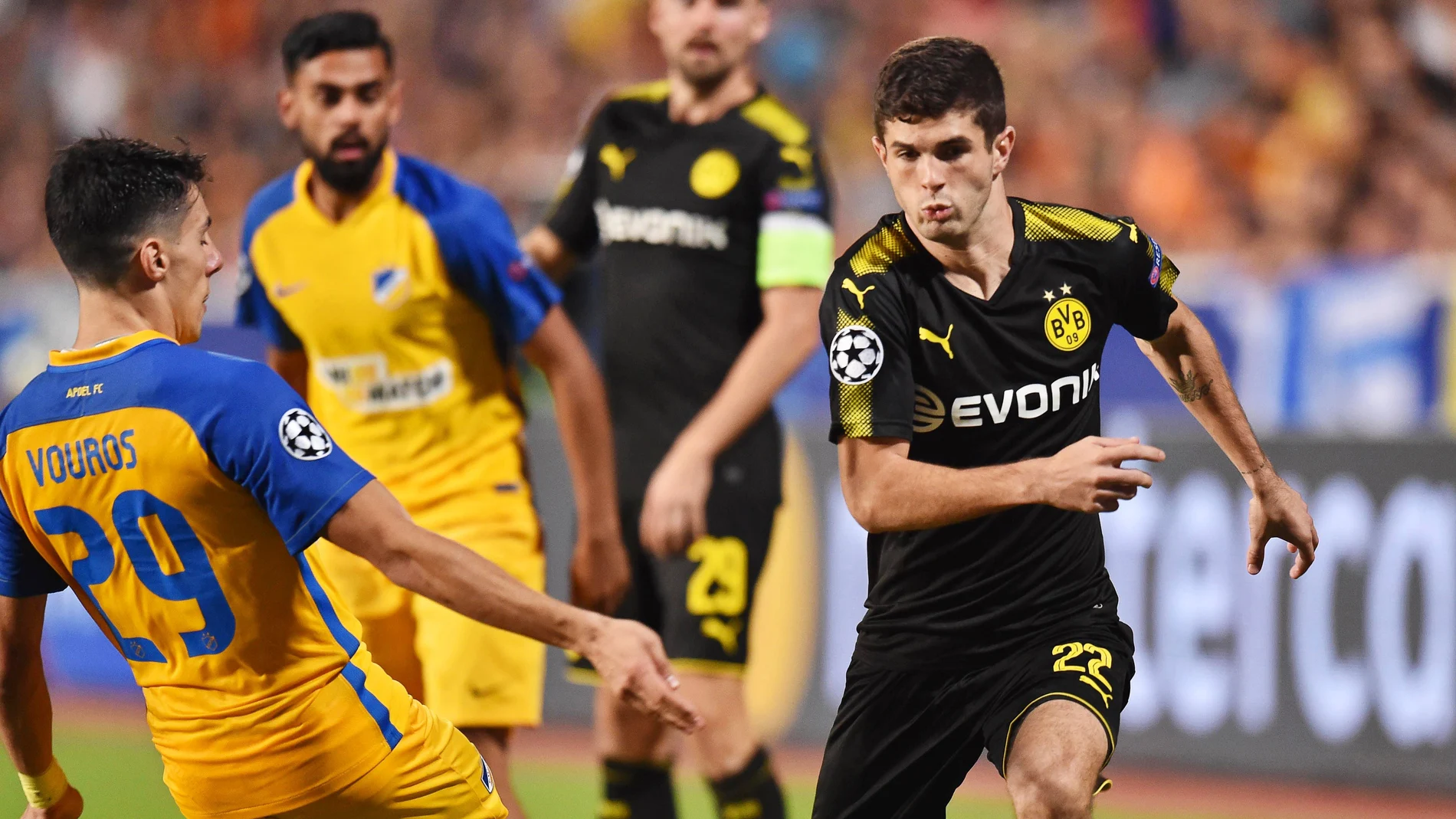 Praxitelis Vouros disputa el balón con Christian Pulisic