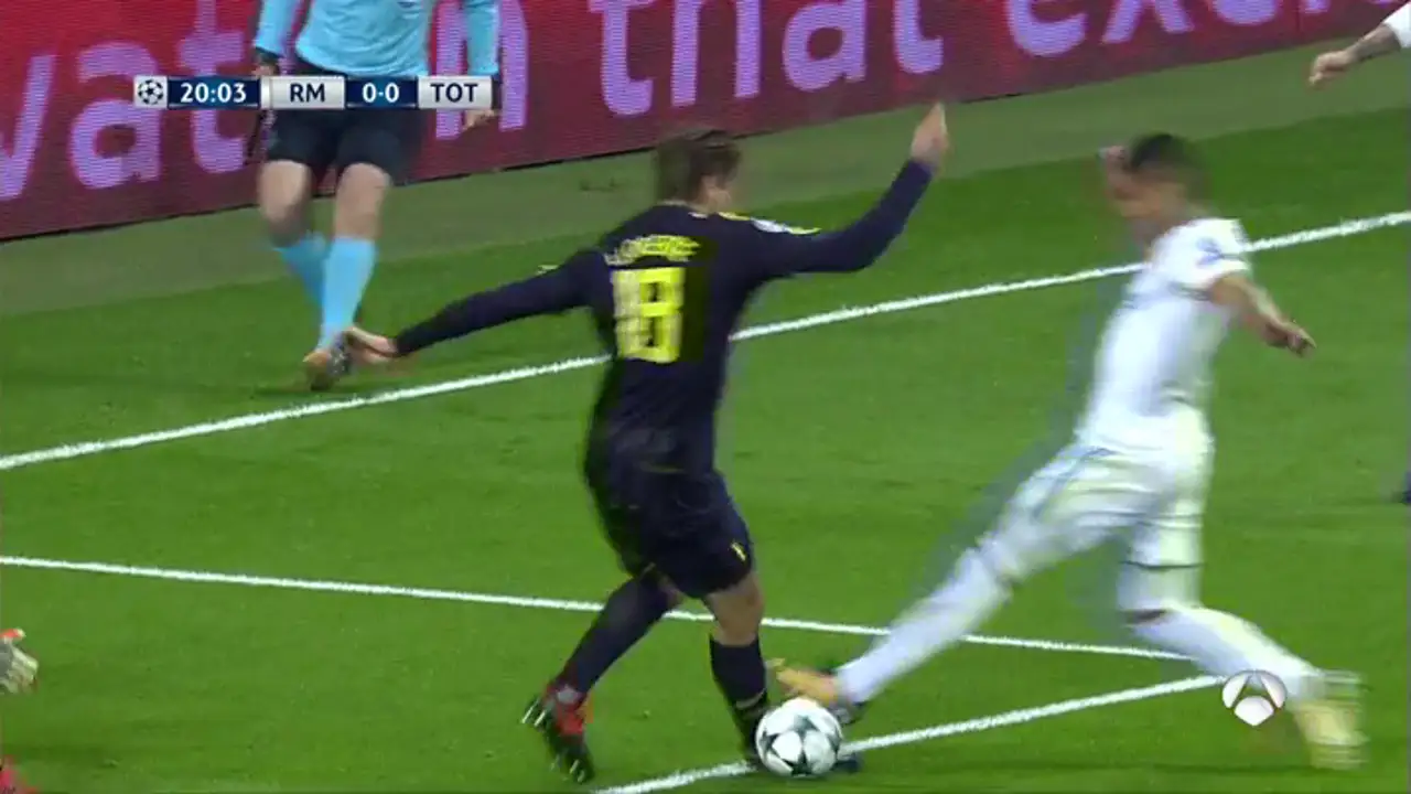 ¿Penalti de Casemiro sobre Llorente en el Bernabéu?