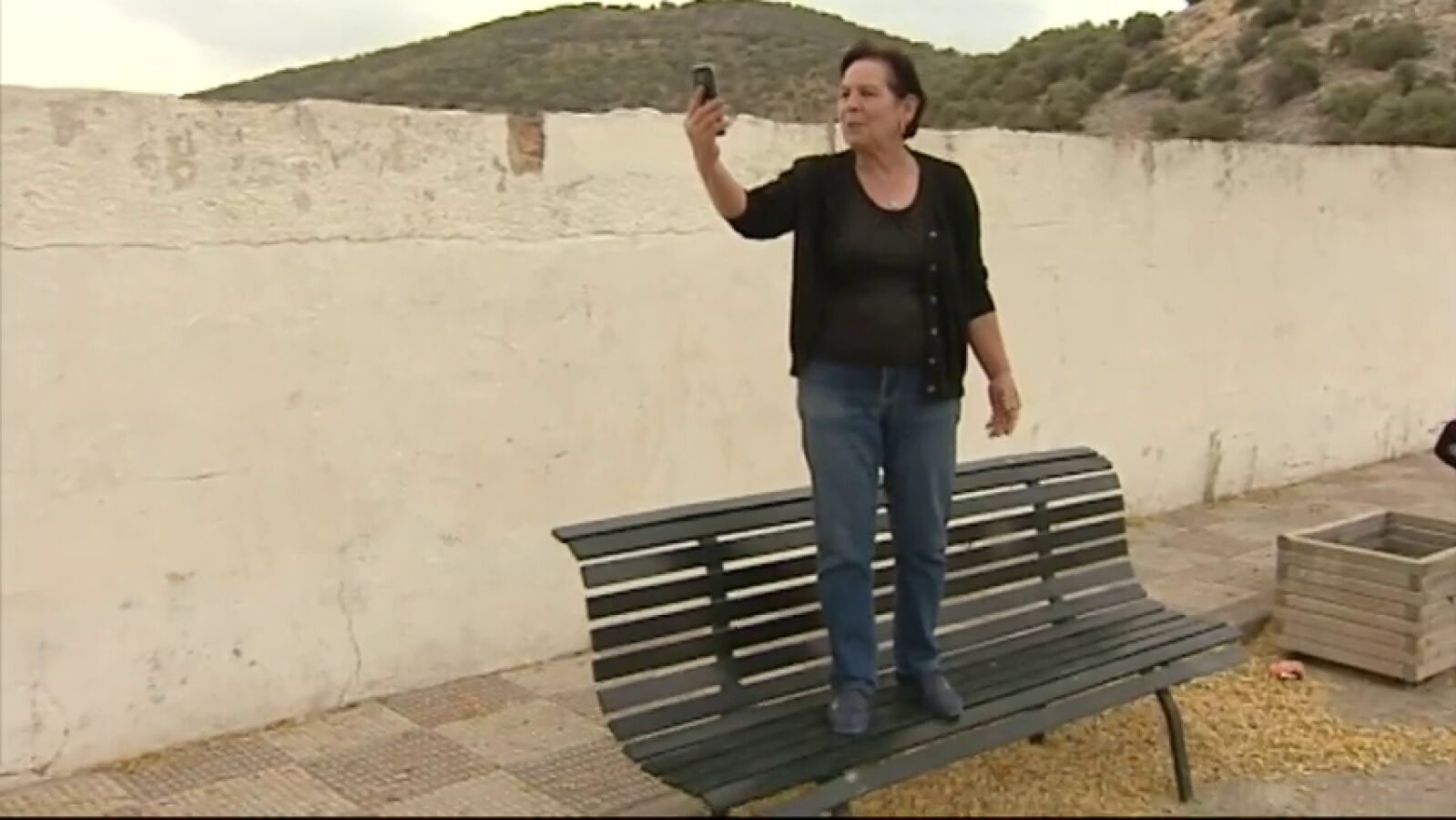Llamar subidos a un banco de la Plaza Mayor, la desesperación de un pueblo sin cobertura que reclama un repetidor