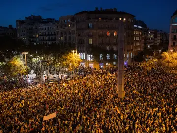 Miles de personas se reúnen en Barcelona Miles de personas se reúnen en Barcelona