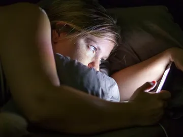 Mujer durmiendo con móvil Mujer durmiendo con móvil