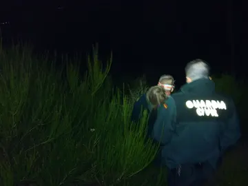 Agentes de la Guardia Civil tras encontrar a la niña Agentes de la Guardia Civil tras encontrar a la niña
