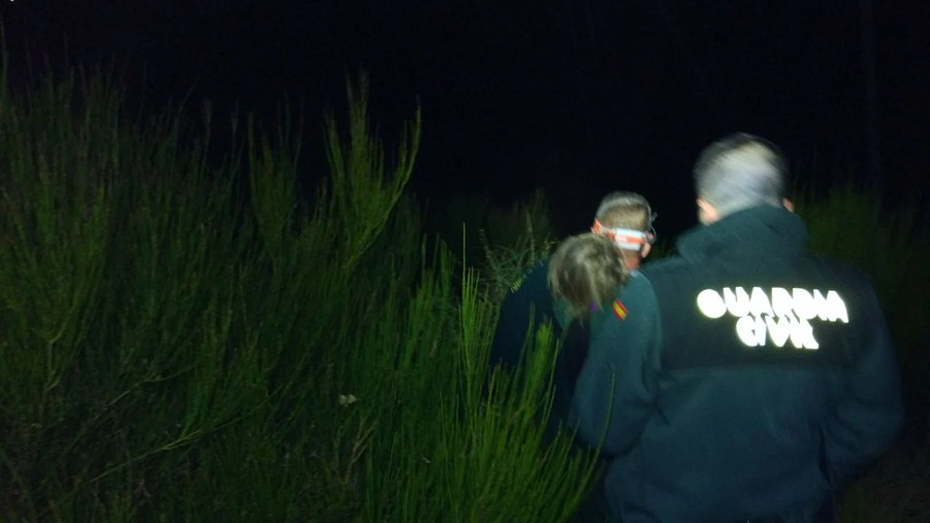 Agentes de la Guardia Civil tras encontrar a la niña Agentes de la Guardia Civil tras encontrar a la niña