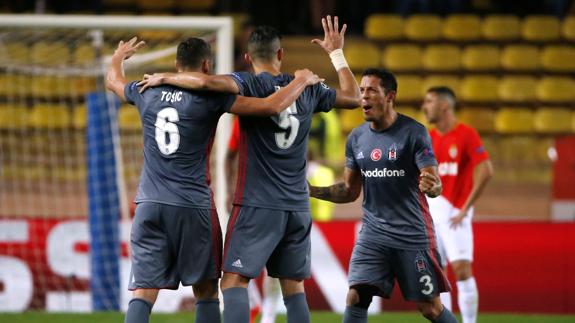 Los jugadores del Besiktas celebran su victoria ante el Mónaco
