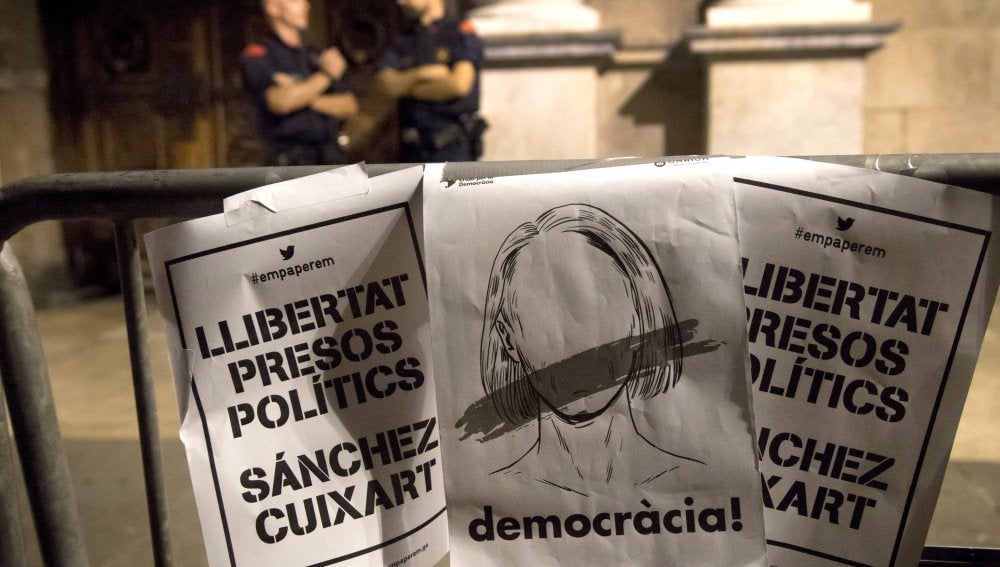 Carteles de la concentración de anoche