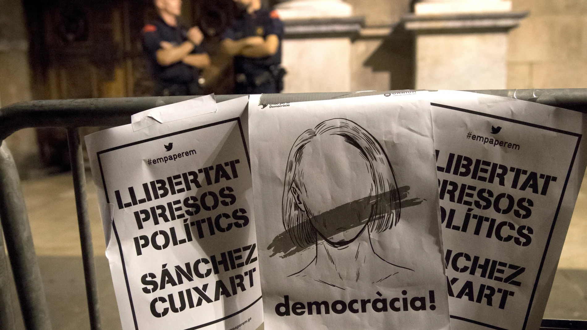 Carteles de la concentración de anoche Carteles de la concentración de anoche