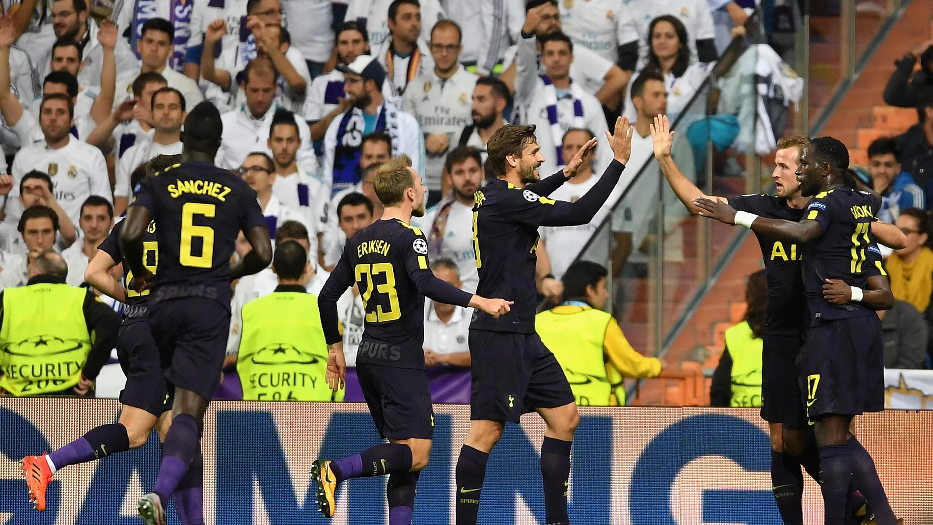 Los jugadores del Tottenham celebran el 0-1 en el Bernabéu