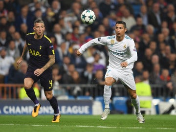 Cristiano Ronaldo controla un balón ante el Tottenham