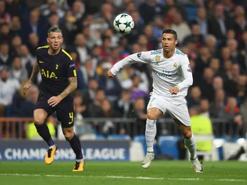 Cristiano Ronaldo controla un balón ante el Tottenham Cristiano Ronaldo controla un balón ante el Tottenham