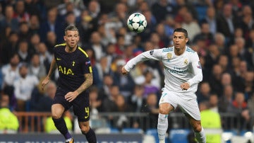 Cristiano Ronaldo controla un balón ante el Tottenham