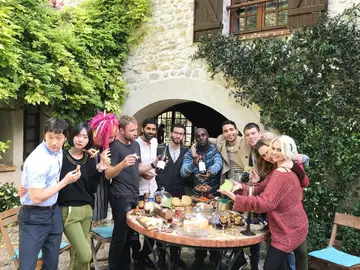 Miguel Ángel Silvestre con el equipo de 'Sense8' Miguel Ángel Silvestre con el equipo de 'Sense8'