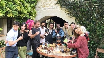 Miguel Ángel Silvestre con el equipo de 'Sense8'