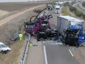 Tres heridos en la A-62 tras un choque entre dos camiones Tres heridos en la A-62 tras un choque entre dos camiones