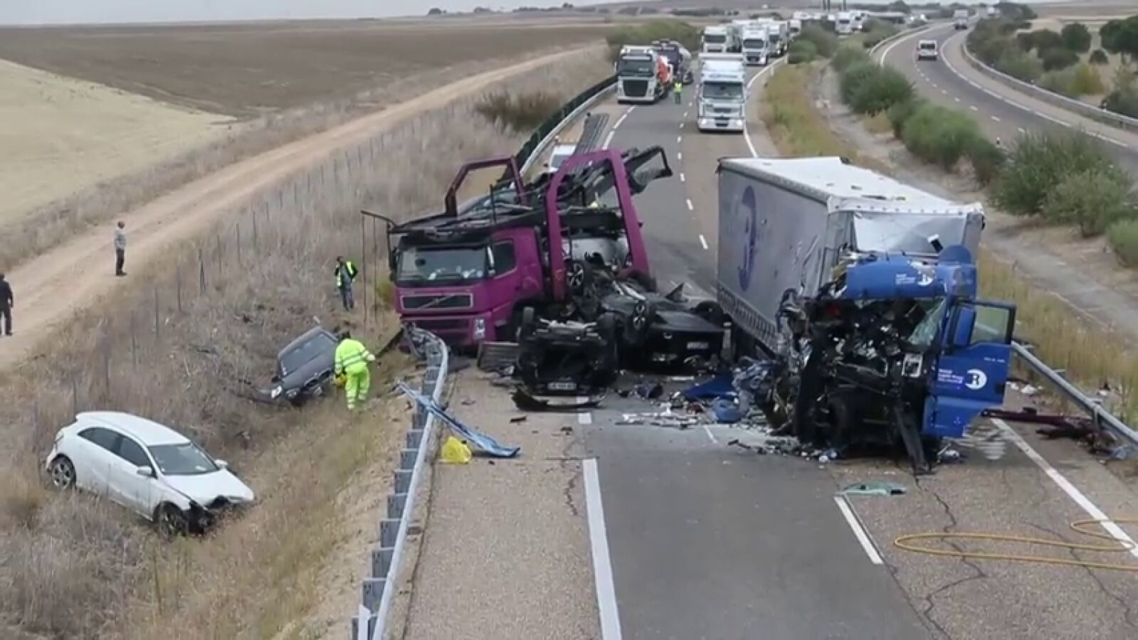 Tres heridos tras el choque entre dos camiones en la A-62 a la altura de la localidad salmantina de Pajares de la Laguna